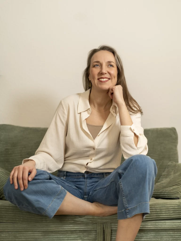 Portrait von Paartherapeutin Paula Lehmann in ruhiger, vertrauensvoller Atmosphäre