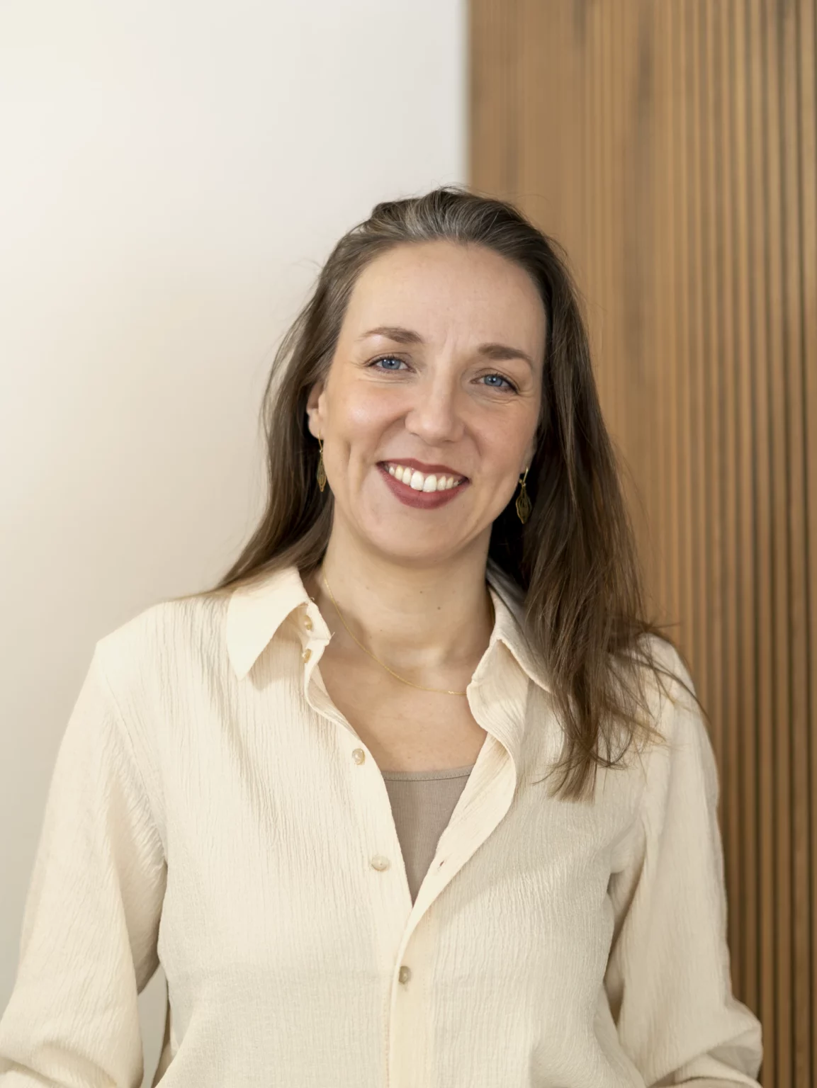Paartherapie Dresden, Paula Lehmann, Paartherapeutin, im Portrait mit warmem, einladendem Ausdruck